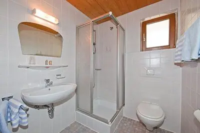 Ein Badezimmer in der Unterkunft Alpenhof Klais