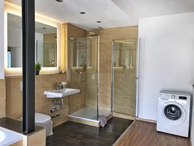 Ein Badezimmer in der Unterkunft Golden GaPa Central Large Family Apartment 24