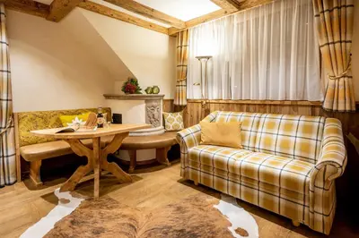 Ein Sitzbereich in der Unterkunft Wellness-Hotel ADLER