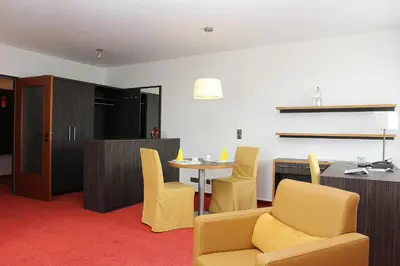 Ein Sitzbereich in der Unterkunft Hotel Gästehaus Forum am Westkreuz