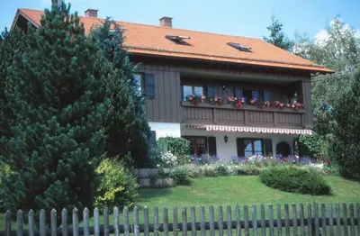 Ein Garten an der Unterkunft Haus Riegseeblick
