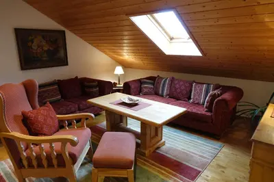 Ein Sitzbereich in der Unterkunft Haus Riegseeblick