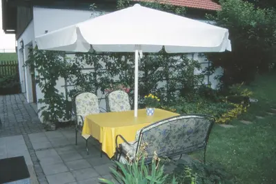 Ein Garten an der Unterkunft Haus Riegseeblick