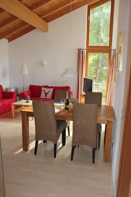 Ein Sitzbereich in der Unterkunft Ferienwohnungen Almrausch