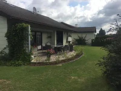 Ein Garten an der Unterkunft Bavarian Holiday Home - A94 Autobahn