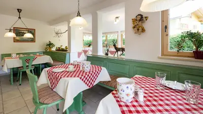 Ein Restaurant oder anderes Speiselokal in der Unterkunft Gästehaus Maier zum Bitscher