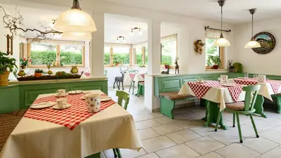 Ein Restaurant oder anderes Speiselokal in der Unterkunft Gästehaus Maier zum Bitscher