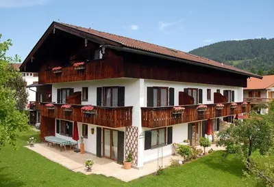 Ein allgemeiner Bergblick oder ein Berglick von der Pension aus