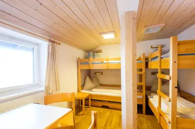 Ein Etagenbett oder Etagenbetten in einem Zimmer der Unterkunft Jugendherberge Mittenwald