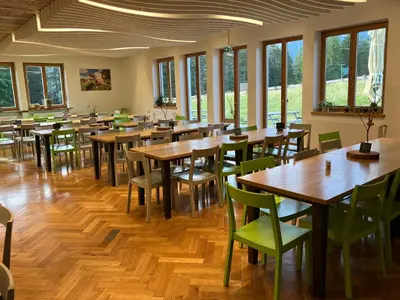 Ein Restaurant oder anderes Speiselokal in der Unterkunft Jugendherberge Mittenwald
