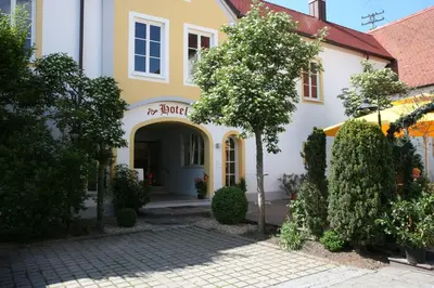 Eine Fassade oder ein Eingang zu Schlosswirt Etting