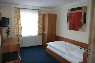 Ein Bett oder Betten in einem Zimmer der Unterkunft Schlosswirt Etting