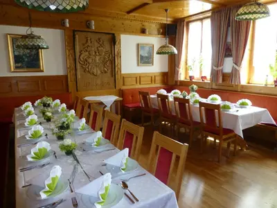 Ein Restaurant oder anderes Speiselokal in der Unterkunft Schlosswirt Etting