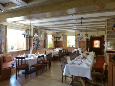 Ein Restaurant oder anderes Speiselokal in der Unterkunft Schlosswirt Etting