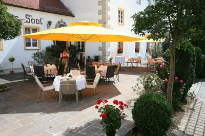 Ein Garten an der Unterkunft Schlosswirt Etting