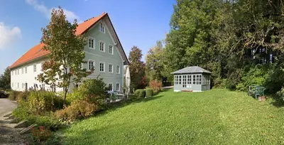 Ein Garten an der Unterkunft Landhaus Plendl