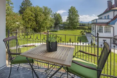 Ein Garten an der Unterkunft Ferienwohnung Chiemsee