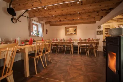 Ein Restaurant oder anderes Speiselokal in der Unterkunft Zum Kirchenbauer