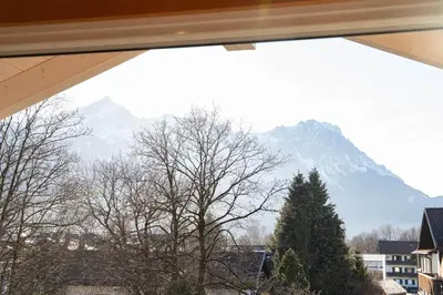 Ein allgemeiner Bergblick oder ein Berglick von der Ferienwohnung aus