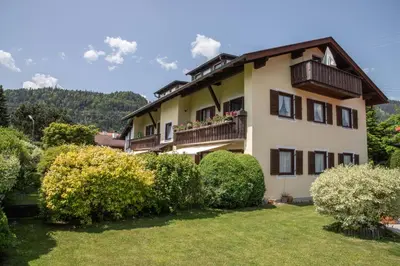 Ein allgemeiner Bergblick oder ein Berglick von der Ferienwohnung aus