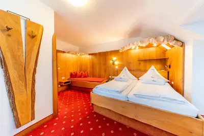 Ein Bett oder Betten in einem Zimmer der Unterkunft Hotel Alpenhof