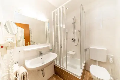 Ein Badezimmer in der Unterkunft Hotel Alpenhof