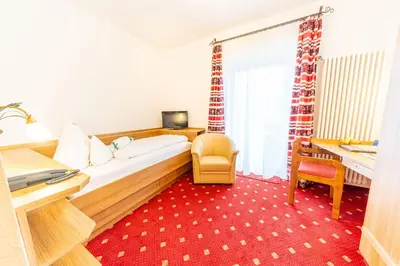Ein Bett oder Betten in einem Zimmer der Unterkunft Hotel Alpenhof