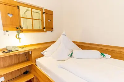 Ein Bett oder Betten in einem Zimmer der Unterkunft Hotel Alpenhof