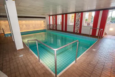 Der Swimmingpool an oder in der Nähe von Hotel Alpenhof