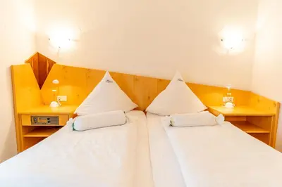 Ein Bett oder Betten in einem Zimmer der Unterkunft Hotel Alpenhof