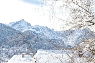 Ein allgemeiner Bergblick oder ein Berglick von der Ferienwohnung aus