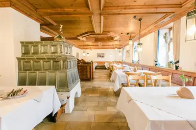 Ein Restaurant oder anderes Speiselokal in der Unterkunft Landgasthof zum Herz