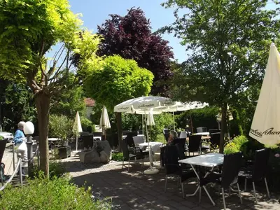 Ein Garten an der Unterkunft Hotel Rauch