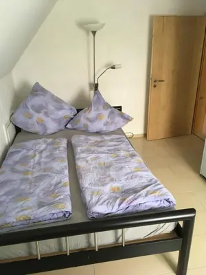 Ein Bett oder Betten in einem Zimmer der Unterkunft Augsburg-Bergheim E.