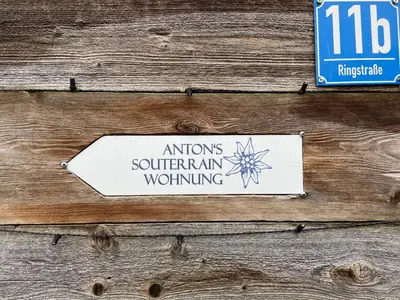 Ein Zertifikat, Auszeichnung, Logo oder anderes Dokument, das in der Unterkunft Anton‘s Souterrain-Wohnung ausgestellt ist