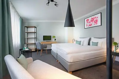 Ein Bett oder Betten in einem Zimmer der Unterkunft Hotel Rotkreuzplatz