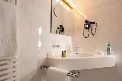 Ein Badezimmer in der Unterkunft Hotel Rotkreuzplatz