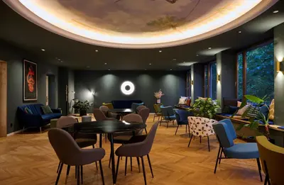 Ein Sitzbereich in der Unterkunft Hotel Rotkreuzplatz