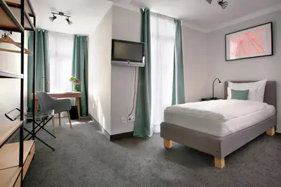 Ein Bett oder Betten in einem Zimmer der Unterkunft Hotel Rotkreuzplatz