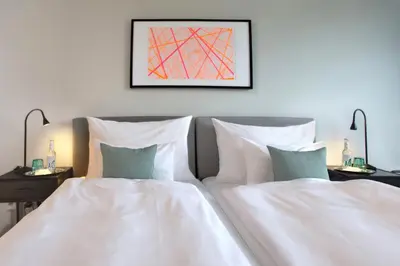 Ein Bett oder Betten in einem Zimmer der Unterkunft Hotel Rotkreuzplatz