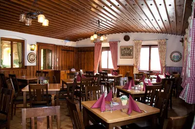 Ein Restaurant oder anderes Speiselokal in der Unterkunft Gasthof - Hotel zur Post