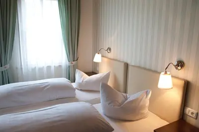 Ein Bett oder Betten in einem Zimmer der Unterkunft Gasthof - Hotel zur Post