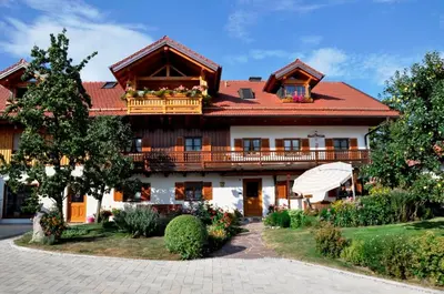 Das Gebäude in dem sich die Ferienwohnung befindet