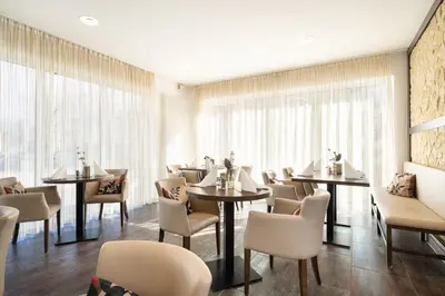 Ein Sitzbereich in der Unterkunft Hotel Drei Rosen