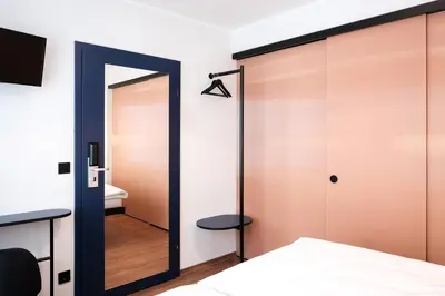 Ein Bett oder Betten in einem Zimmer der Unterkunft The Dot | 24/7 Checkin