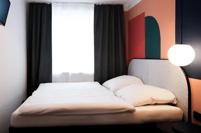 Ein Bett oder Betten in einem Zimmer der Unterkunft The Dot | 24/7 Checkin