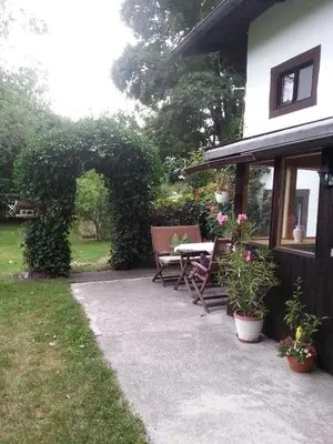 Ein Garten an der Unterkunft Ferienhaus Kraihof, Münchner Straße 234