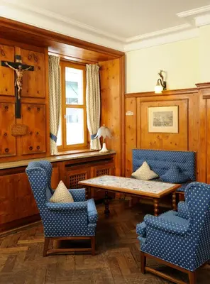 Ein Sitzbereich in der Unterkunft Hotel Blauer Bock