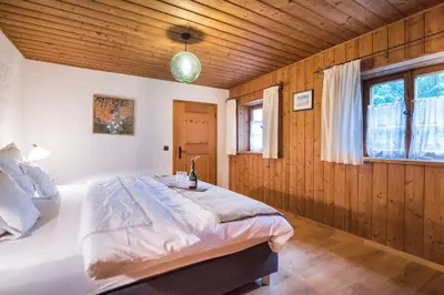 Ein Bett oder Betten in einem Zimmer der Unterkunft Das Schusterhäusl - Urlaub im oberbayerischen Baudenkmal