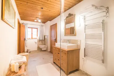 Ein Badezimmer in der Unterkunft Das Schusterhäusl - Urlaub im oberbayerischen Baudenkmal
